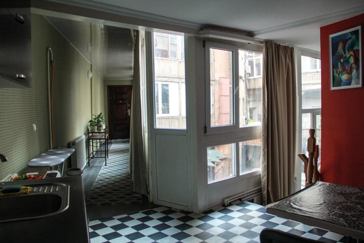 Гостевой дом Old House In Sololaki Тбилиси-6